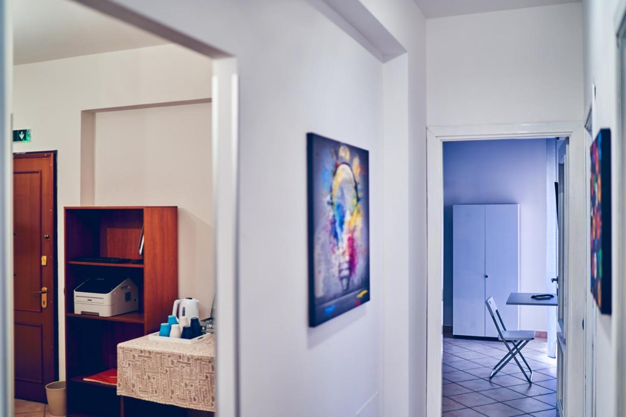 Travelershome 7Metri Guesthouse تْشامبينو المظهر الخارجي الصورة