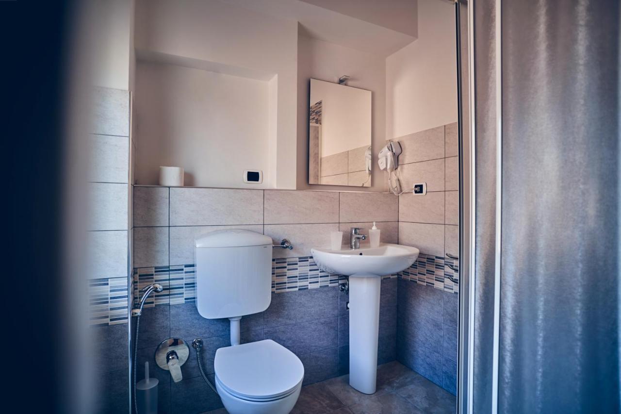 Travelershome 7Metri Guesthouse تْشامبينو المظهر الخارجي الصورة