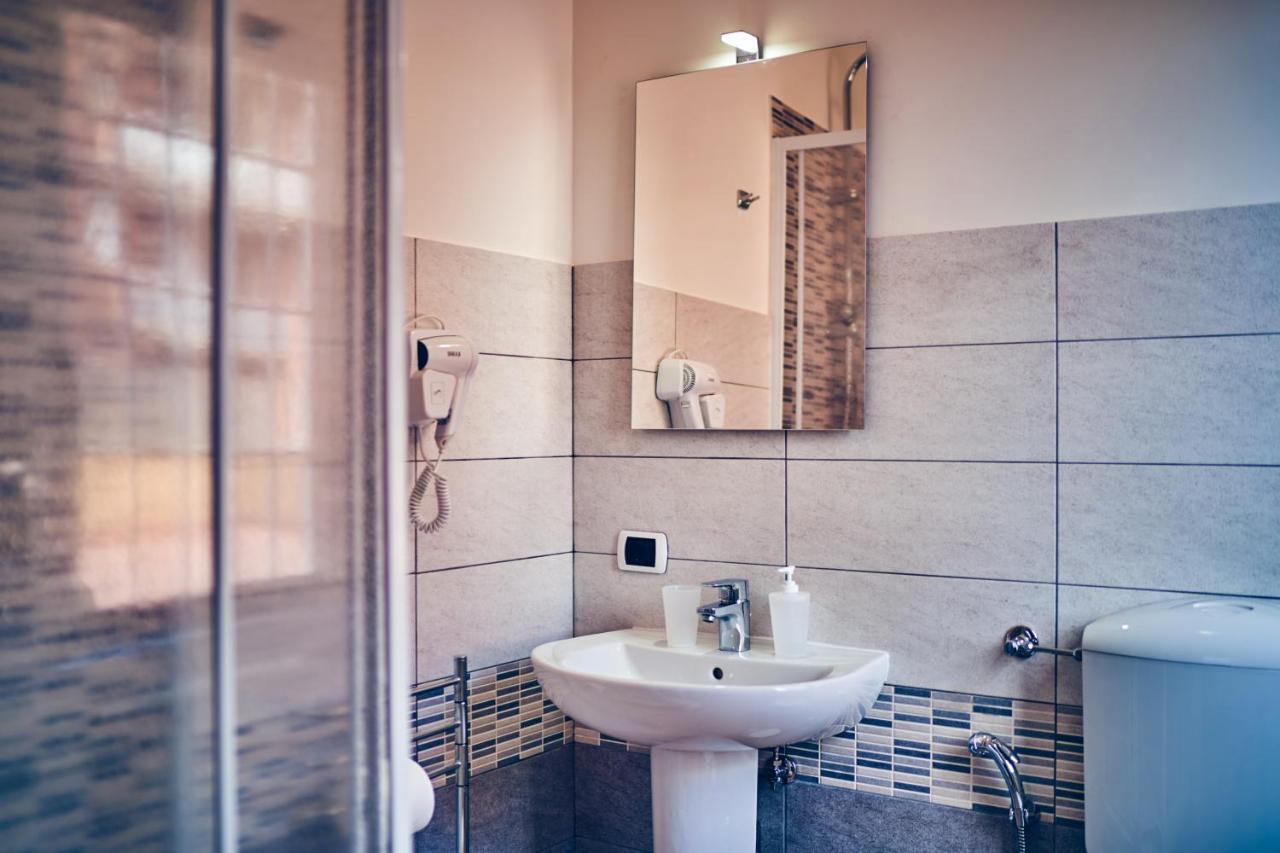 Travelershome 7Metri Guesthouse تْشامبينو المظهر الخارجي الصورة