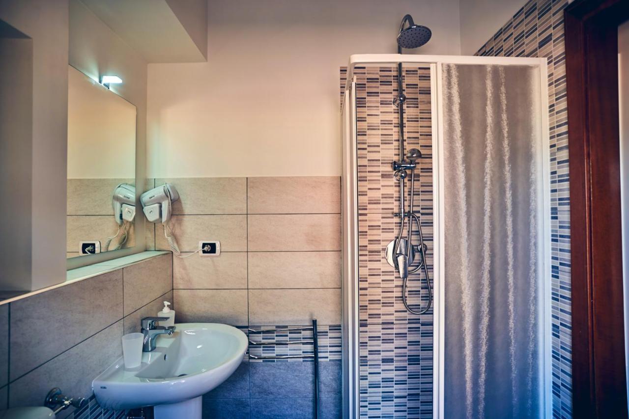 Travelershome 7Metri Guesthouse تْشامبينو المظهر الخارجي الصورة