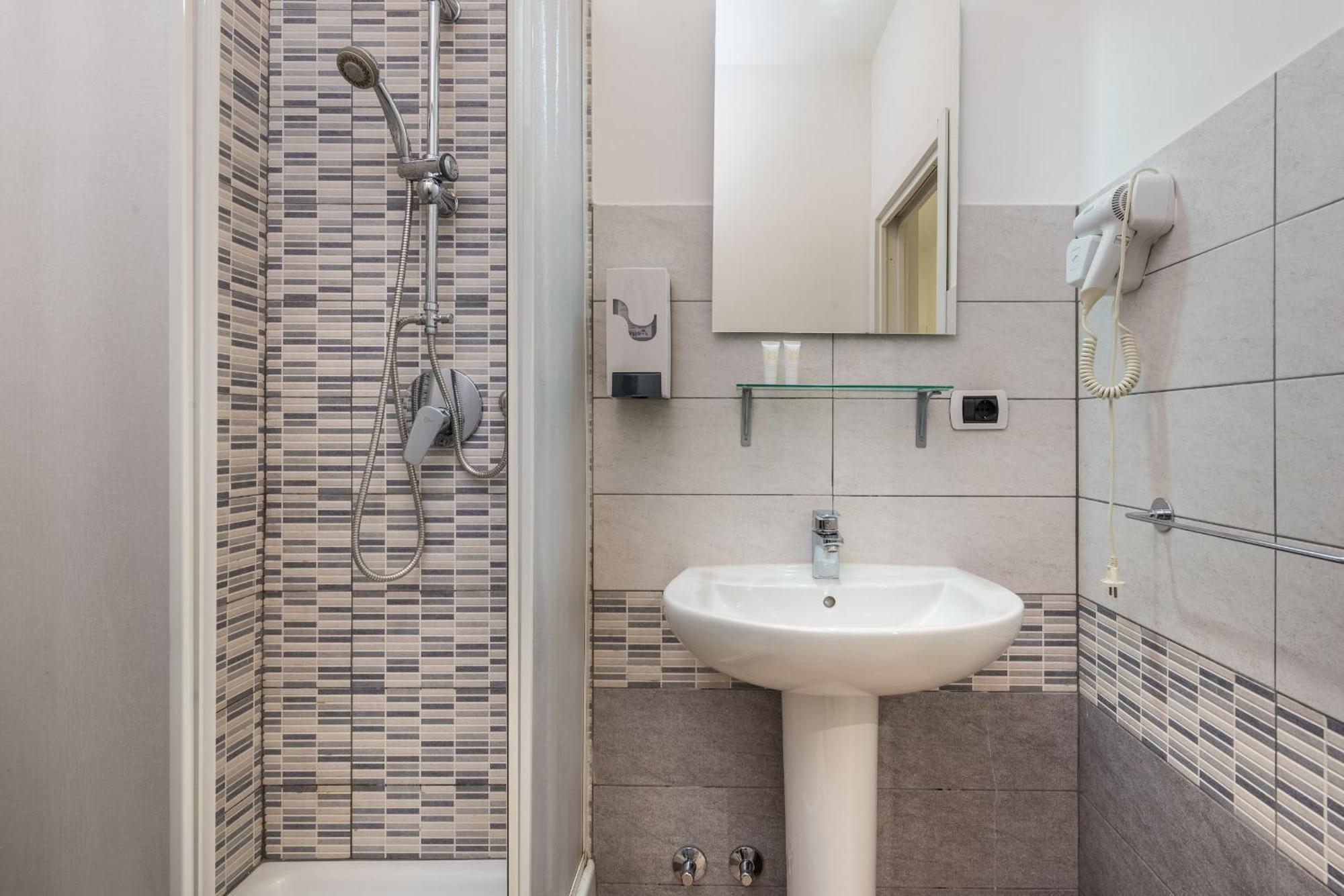 Travelershome 7Metri Guesthouse تْشامبينو المظهر الخارجي الصورة