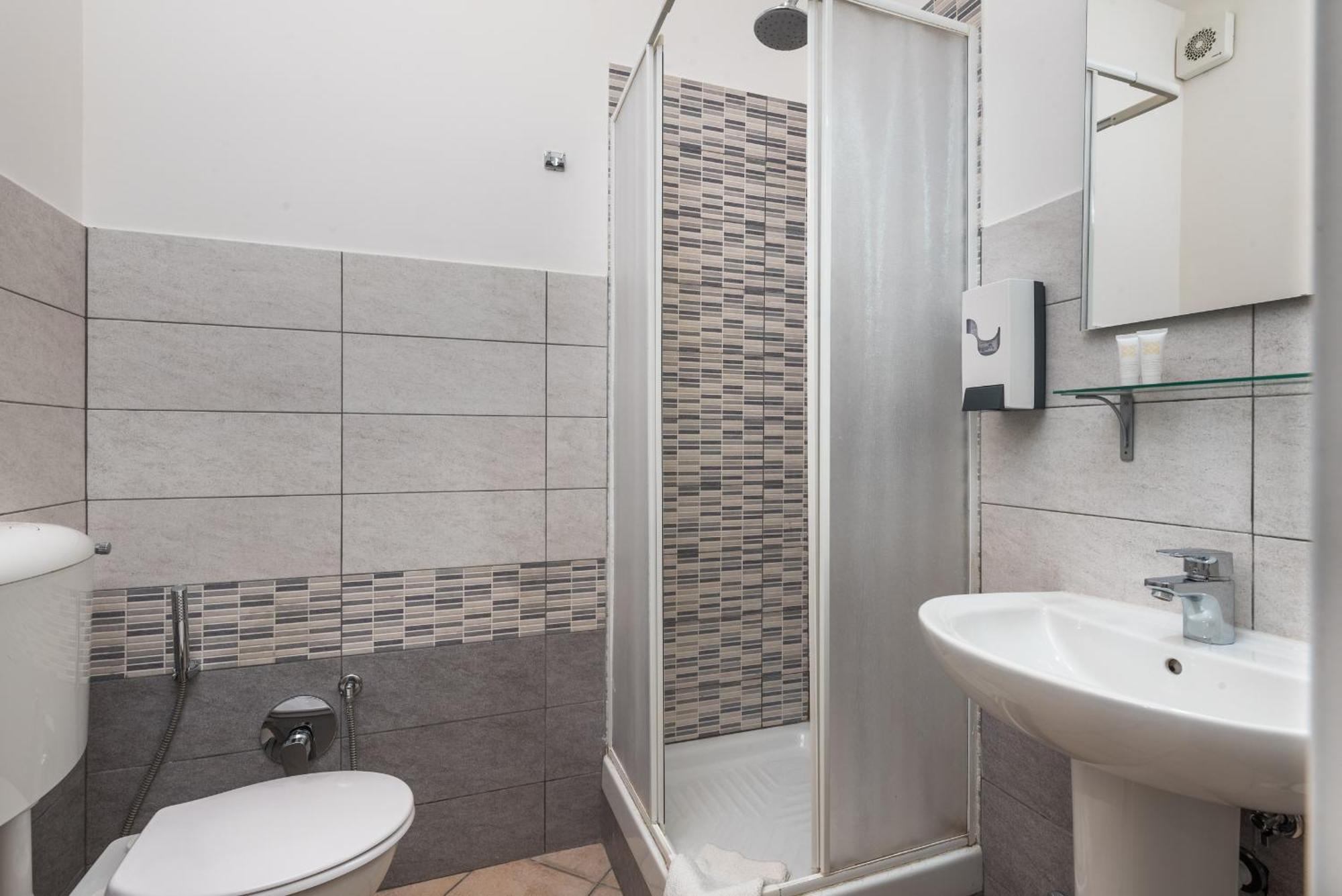 Travelershome 7Metri Guesthouse تْشامبينو المظهر الخارجي الصورة