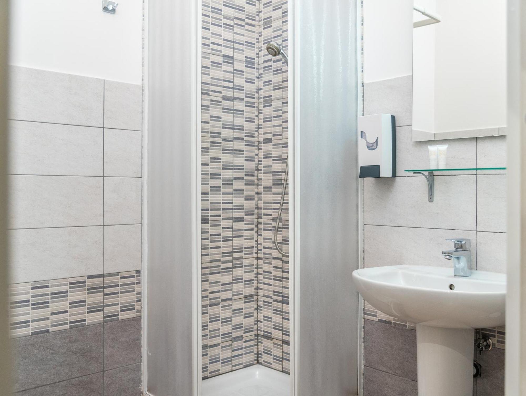 Travelershome 7Metri Guesthouse تْشامبينو المظهر الخارجي الصورة