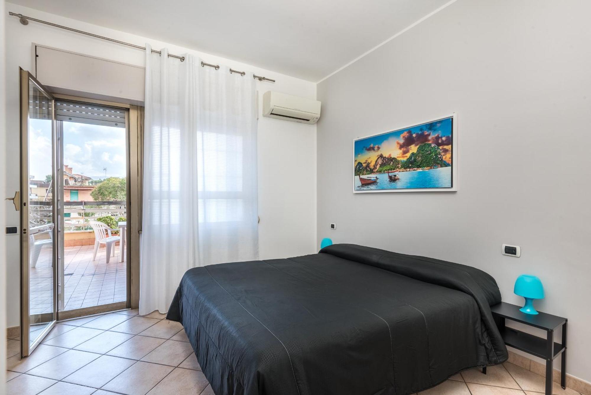 Travelershome 7Metri Guesthouse تْشامبينو المظهر الخارجي الصورة
